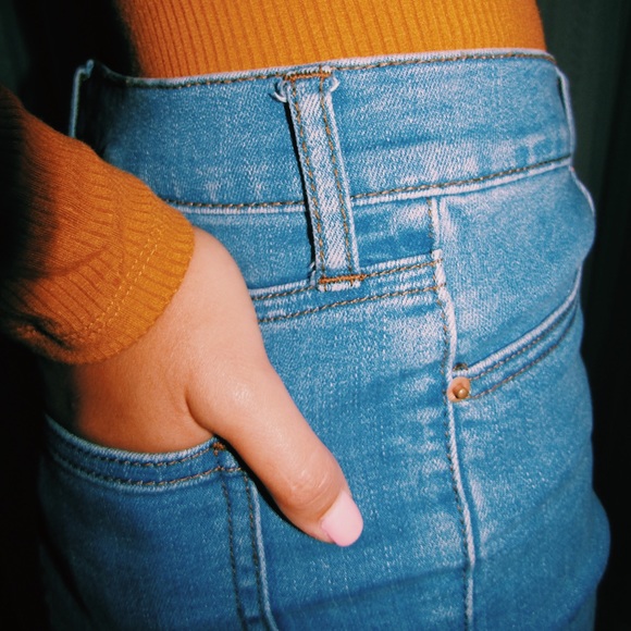 BDG Denim High Waisted Shorts: Size 27 - Picture 3 of 3